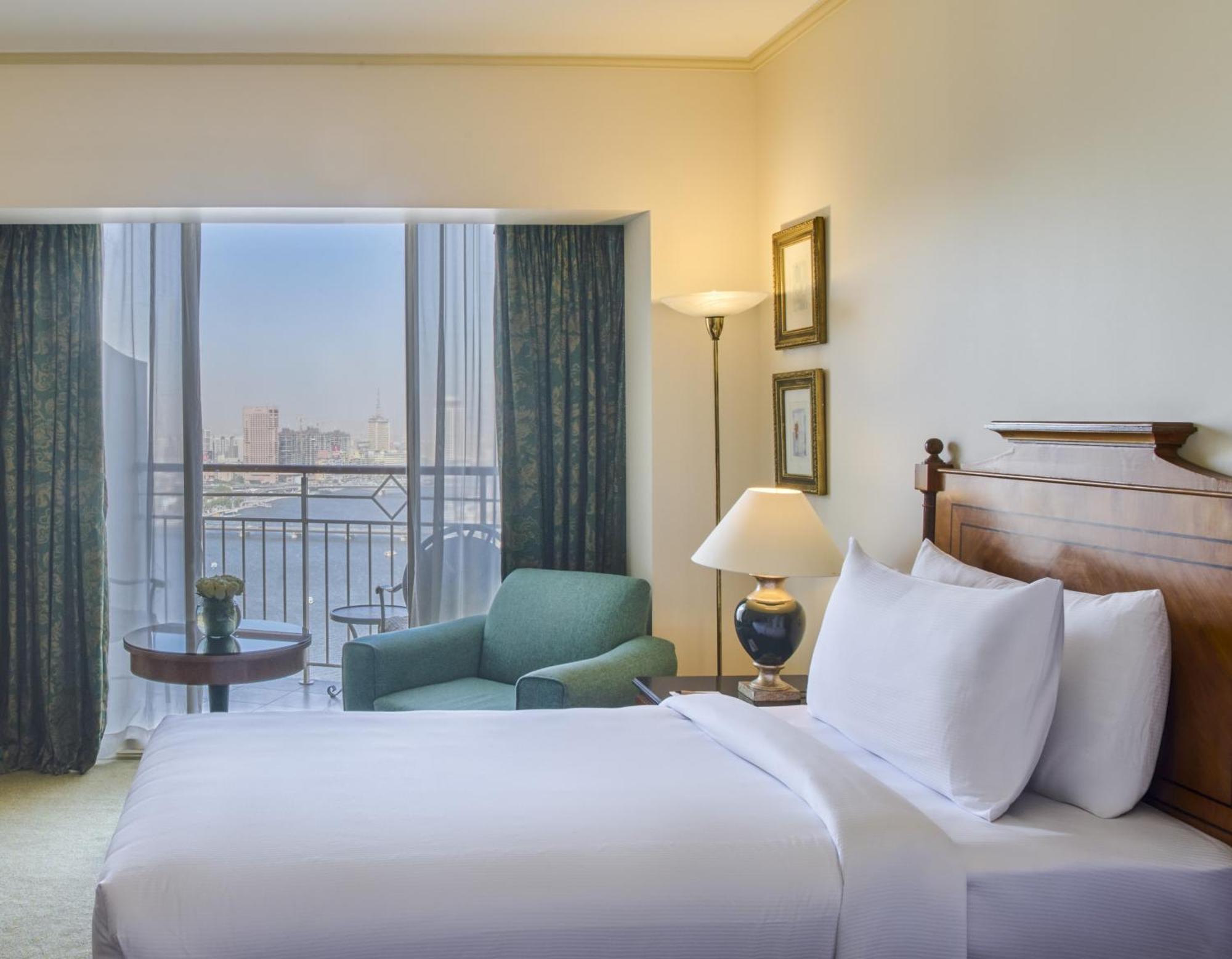 ホテル グランド ナイル タワー カイロ エクステリア 写真 A room at the hotel