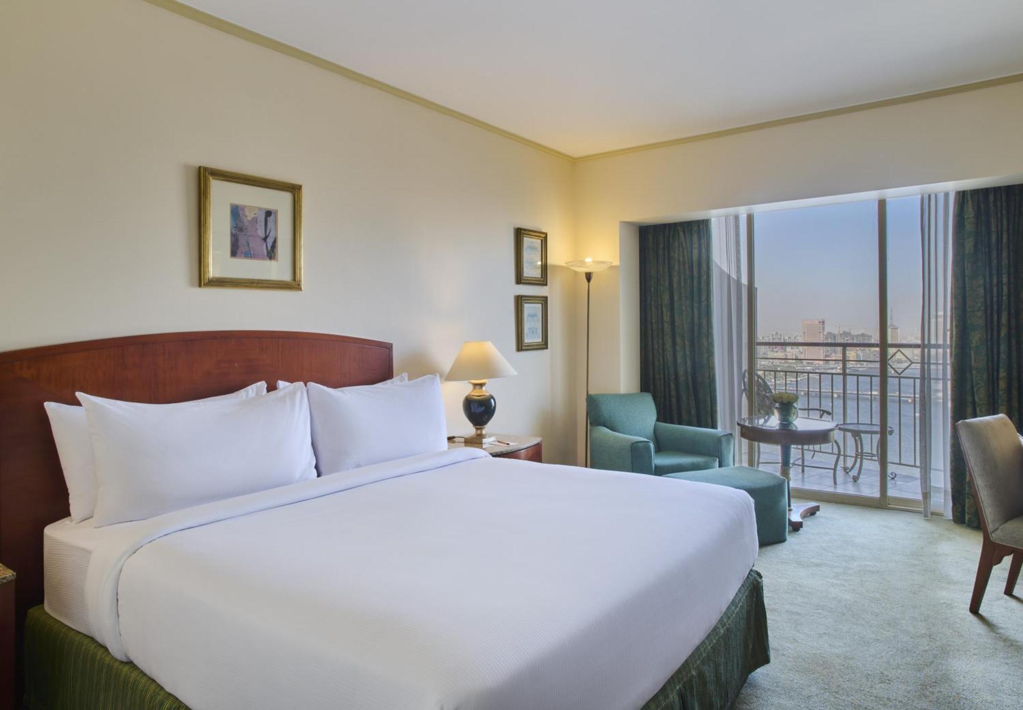 ホテル グランド ナイル タワー カイロ エクステリア 写真 A room at the Hilton Cairo