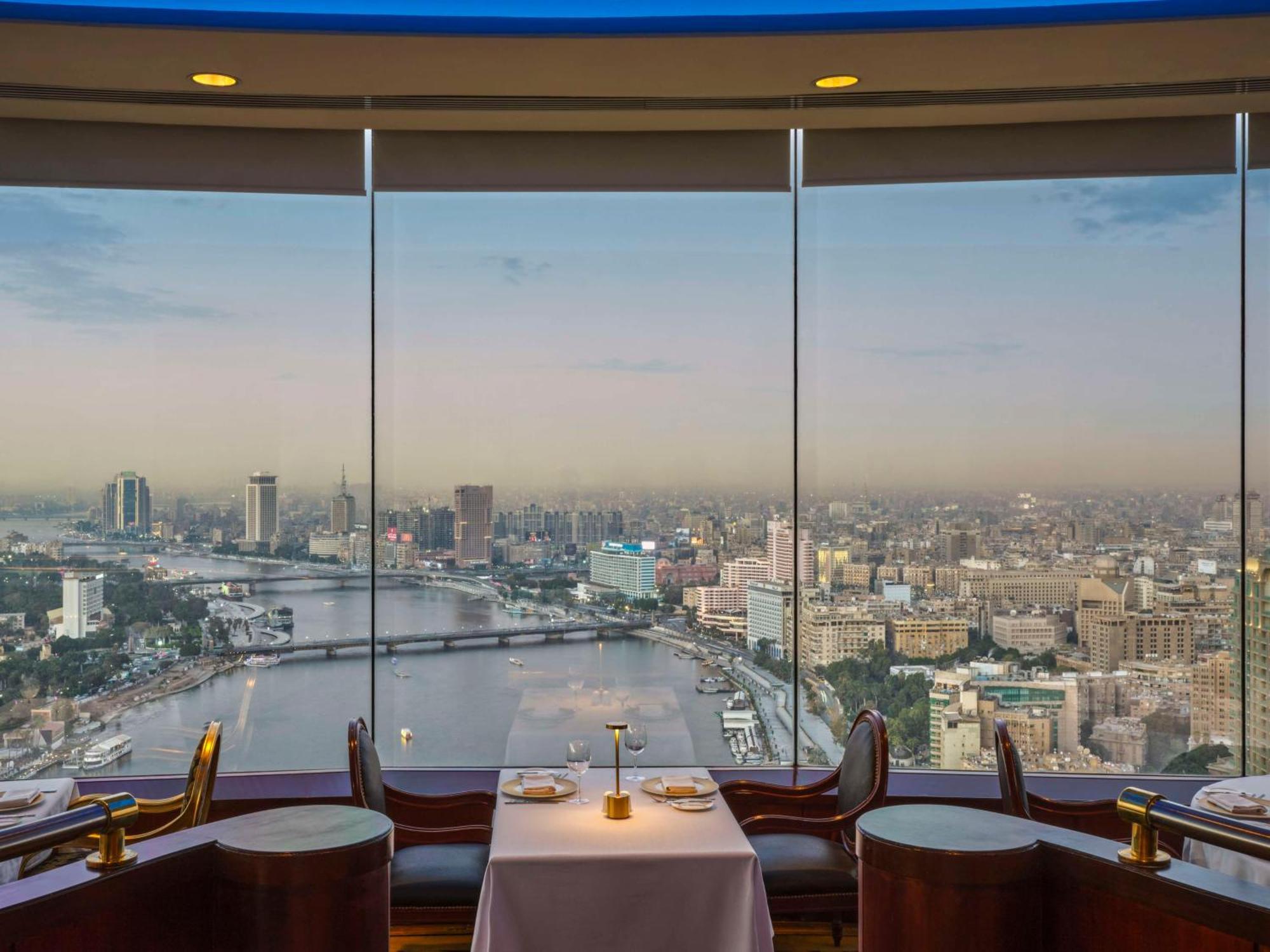 ホテル グランド ナイル タワー カイロ エクステリア 写真 View from the restaurant