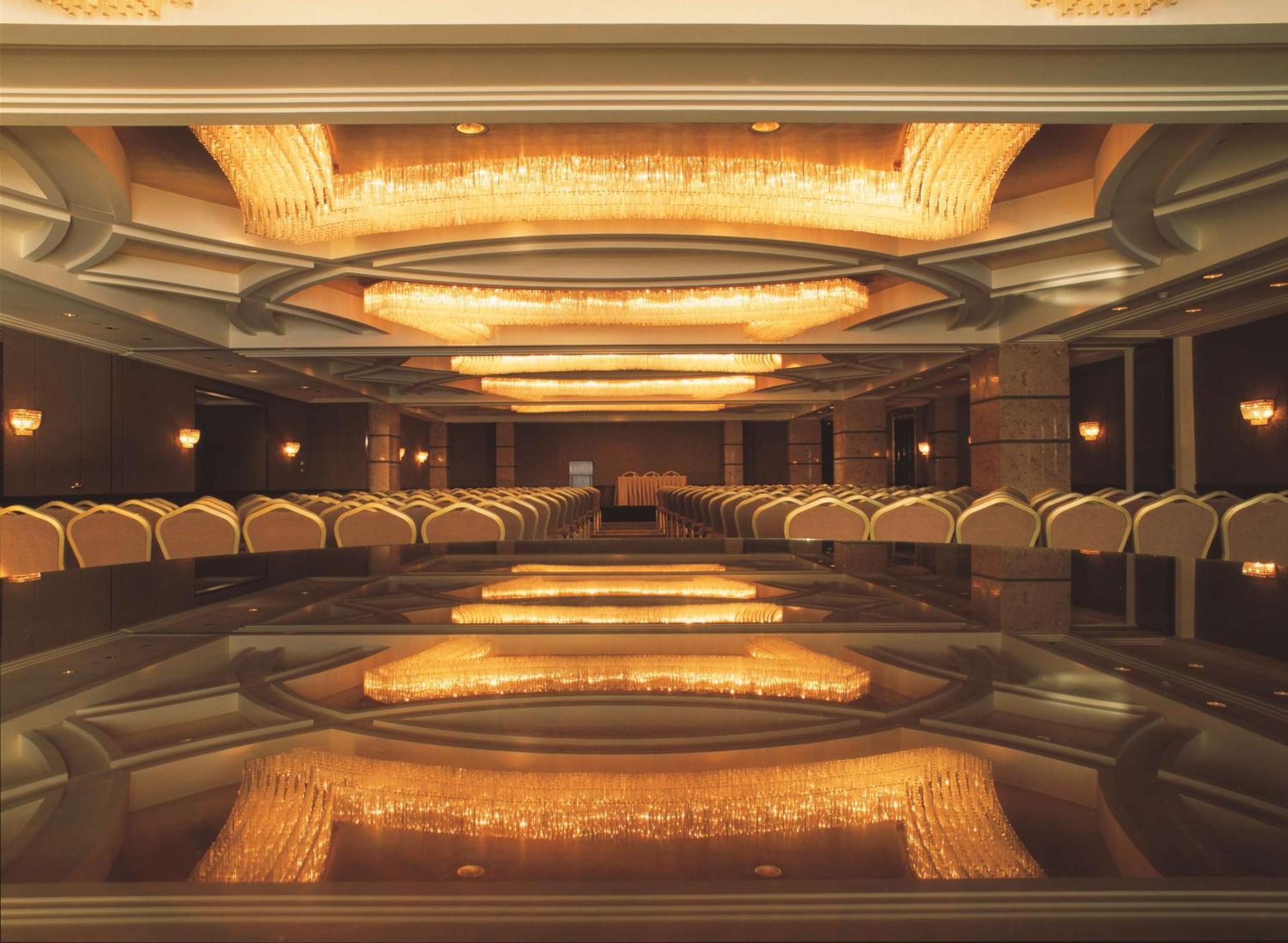 ホテル グランド ナイル タワー カイロ エクステリア 写真 The interior of the ballroom
