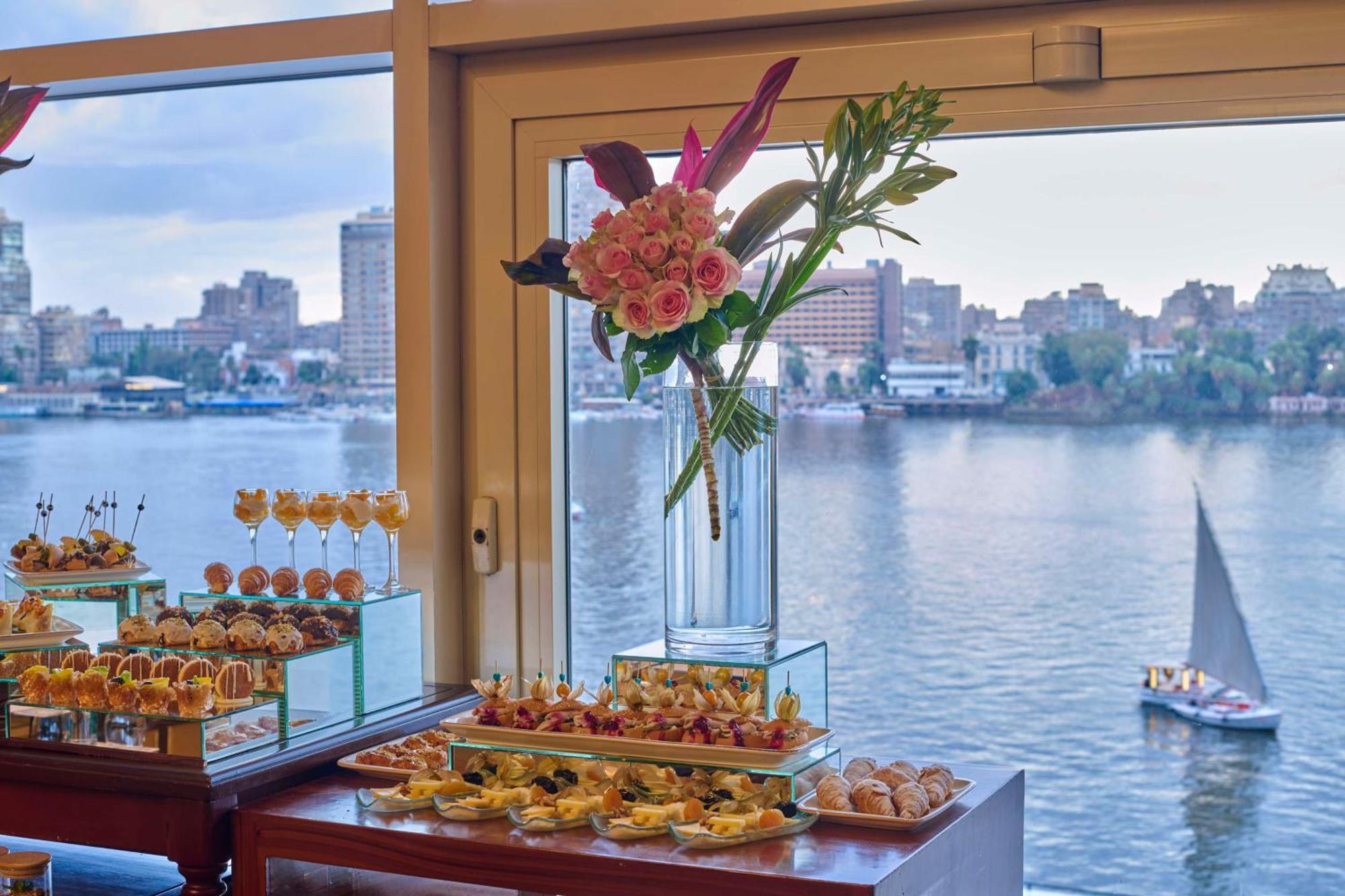 ホテル グランド ナイル タワー カイロ エクステリア 写真 The view from the restaurant