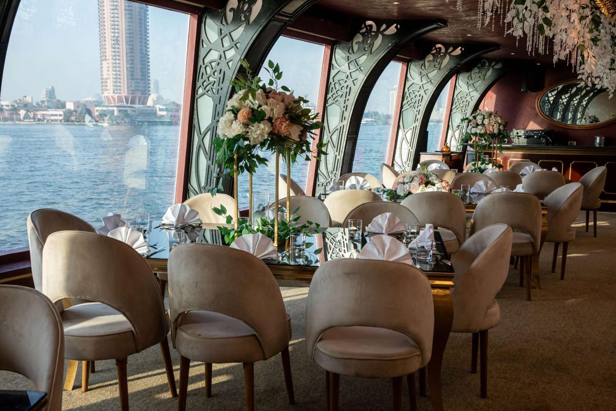 ホテル グランド ナイル タワー カイロ エクステリア 写真 The interior of the restaurant