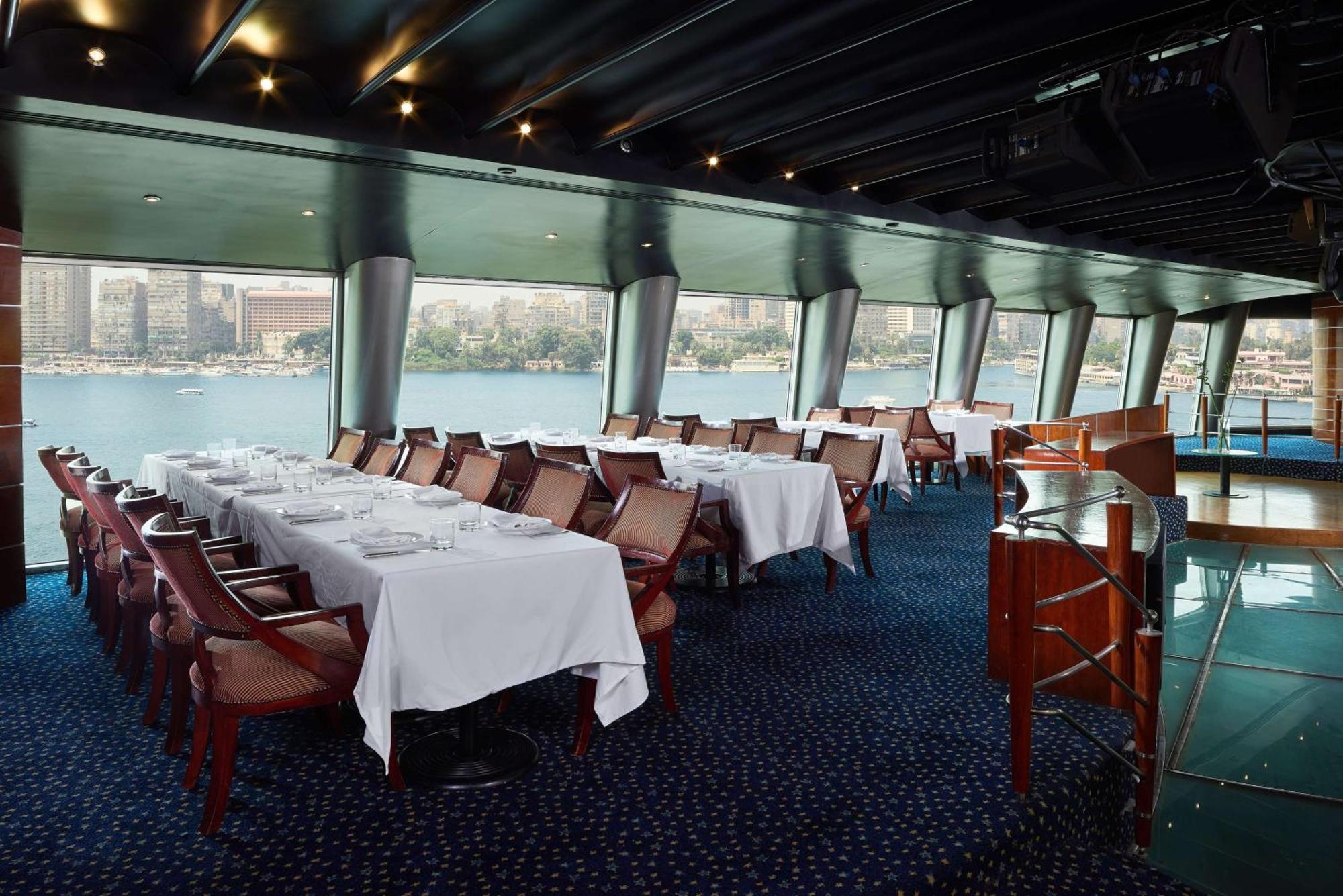 ホテル グランド ナイル タワー カイロ エクステリア 写真 The interior of the restaurant