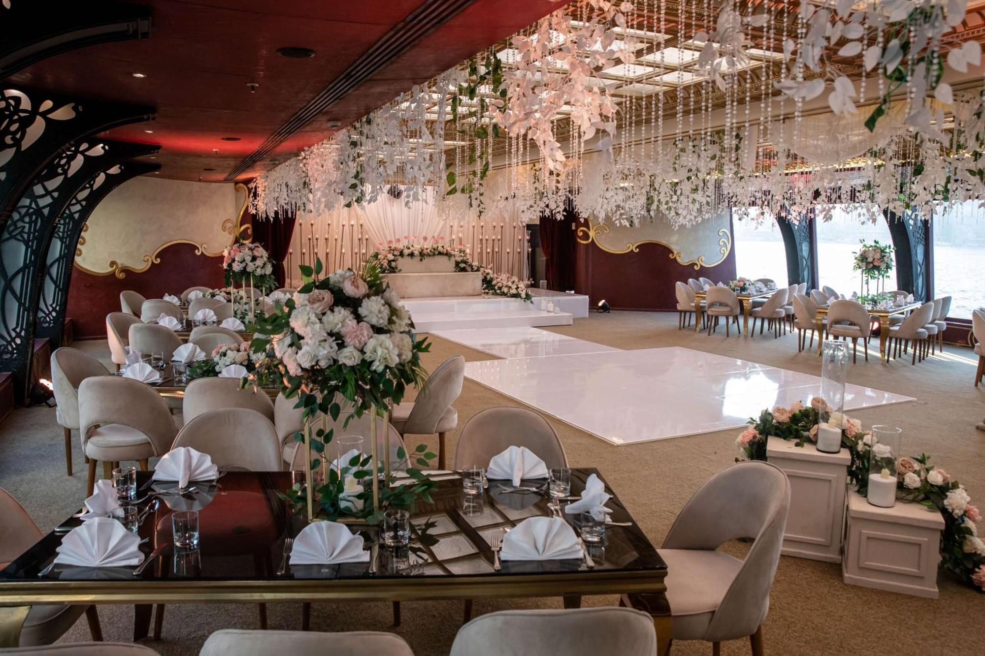 ホテル グランド ナイル タワー カイロ エクステリア 写真 The ballroom at the Ritz-Carlton, DIFC