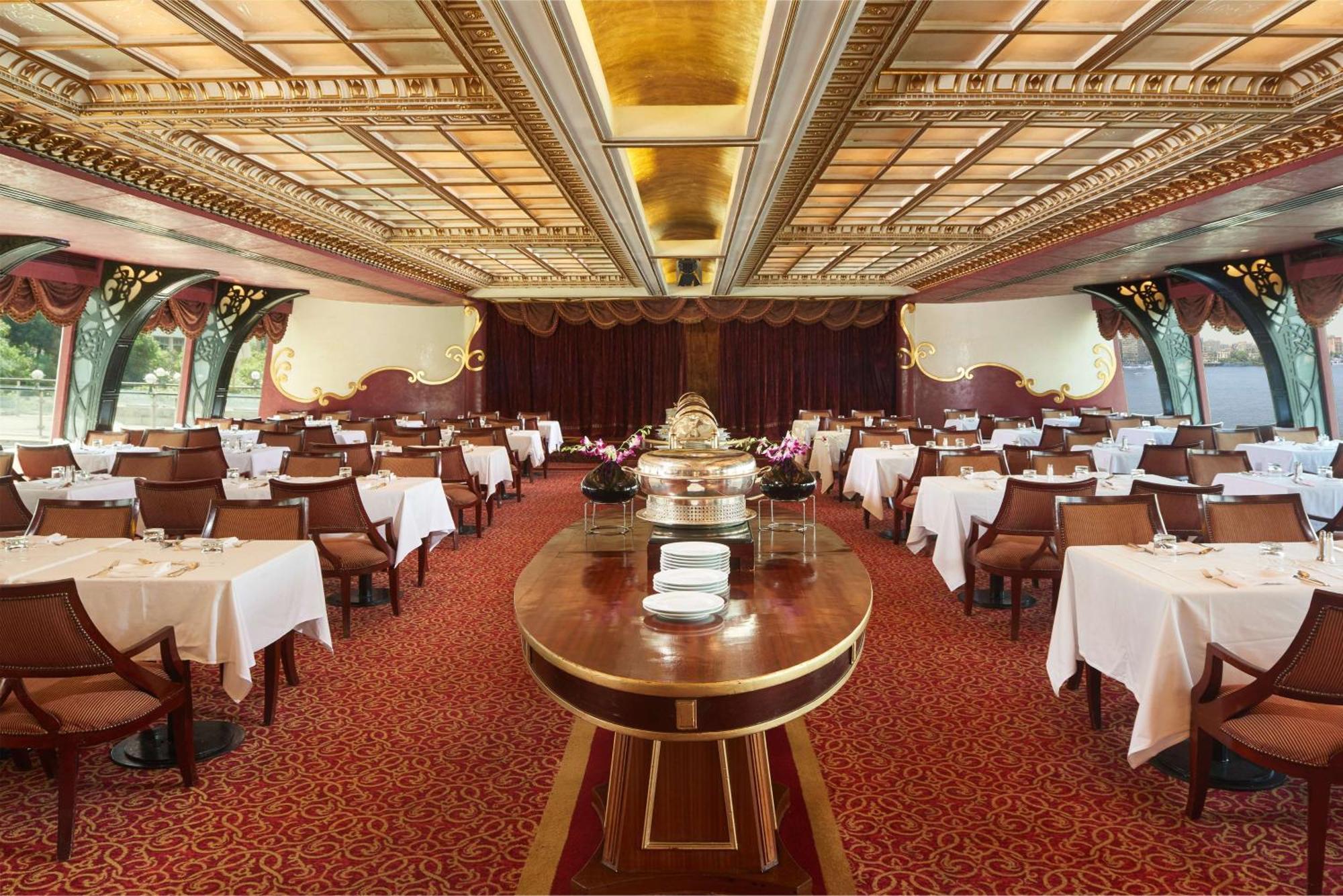 ホテル グランド ナイル タワー カイロ エクステリア 写真 The interior of the restaurant