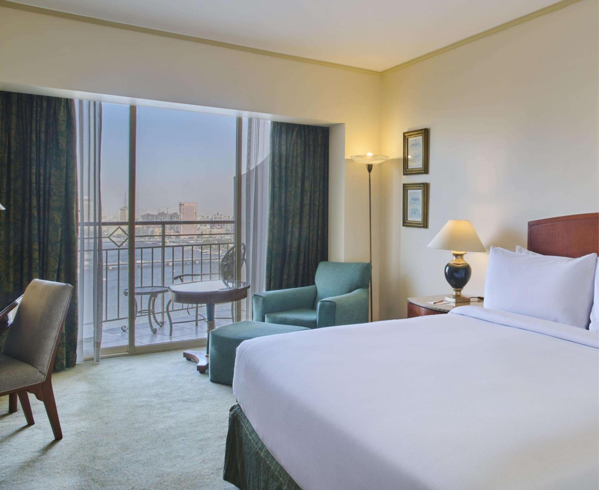 ホテル グランド ナイル タワー カイロ エクステリア 写真 A room at the hotel