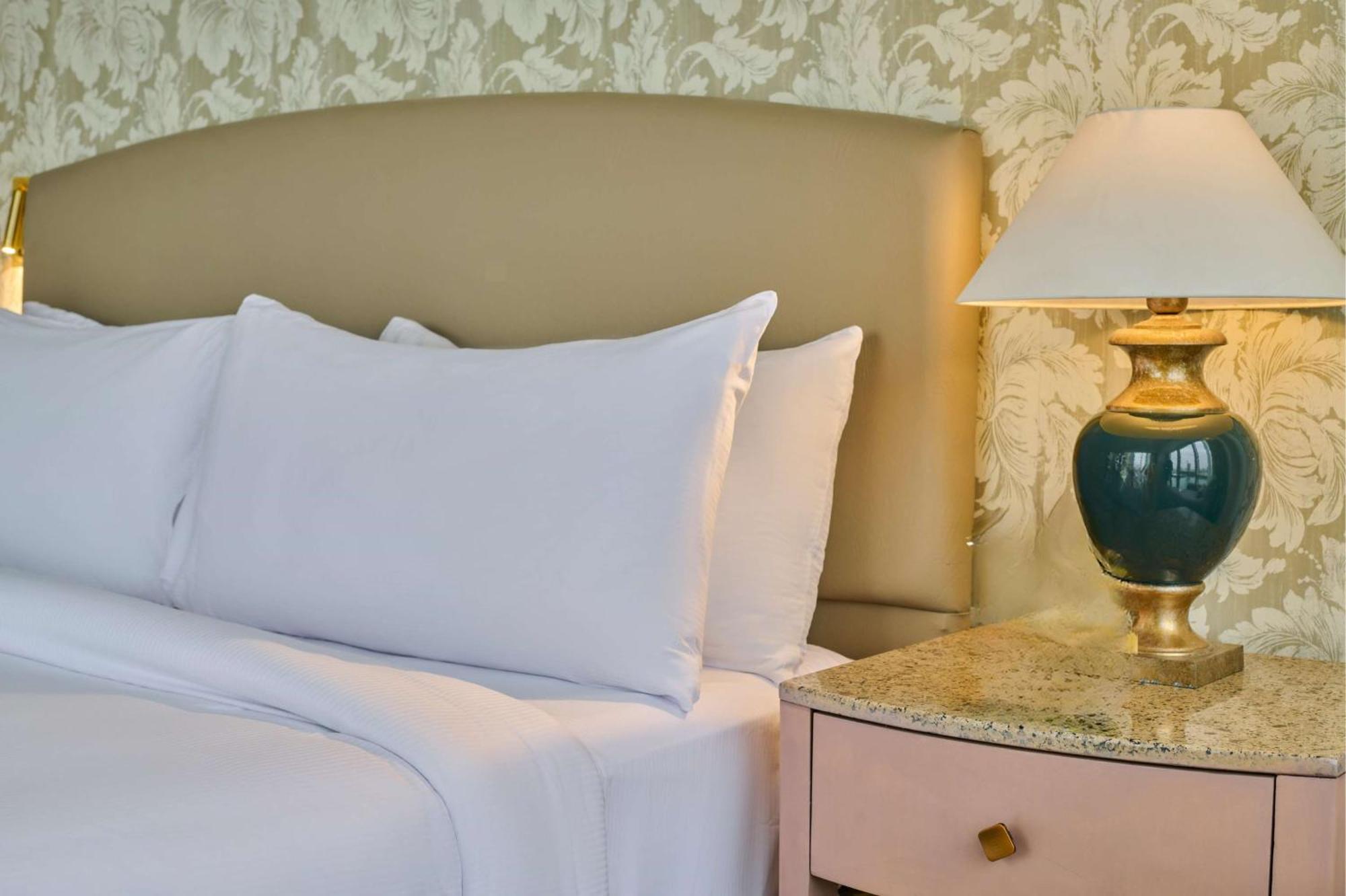 ホテル グランド ナイル タワー カイロ エクステリア 写真 A bed with two pillows