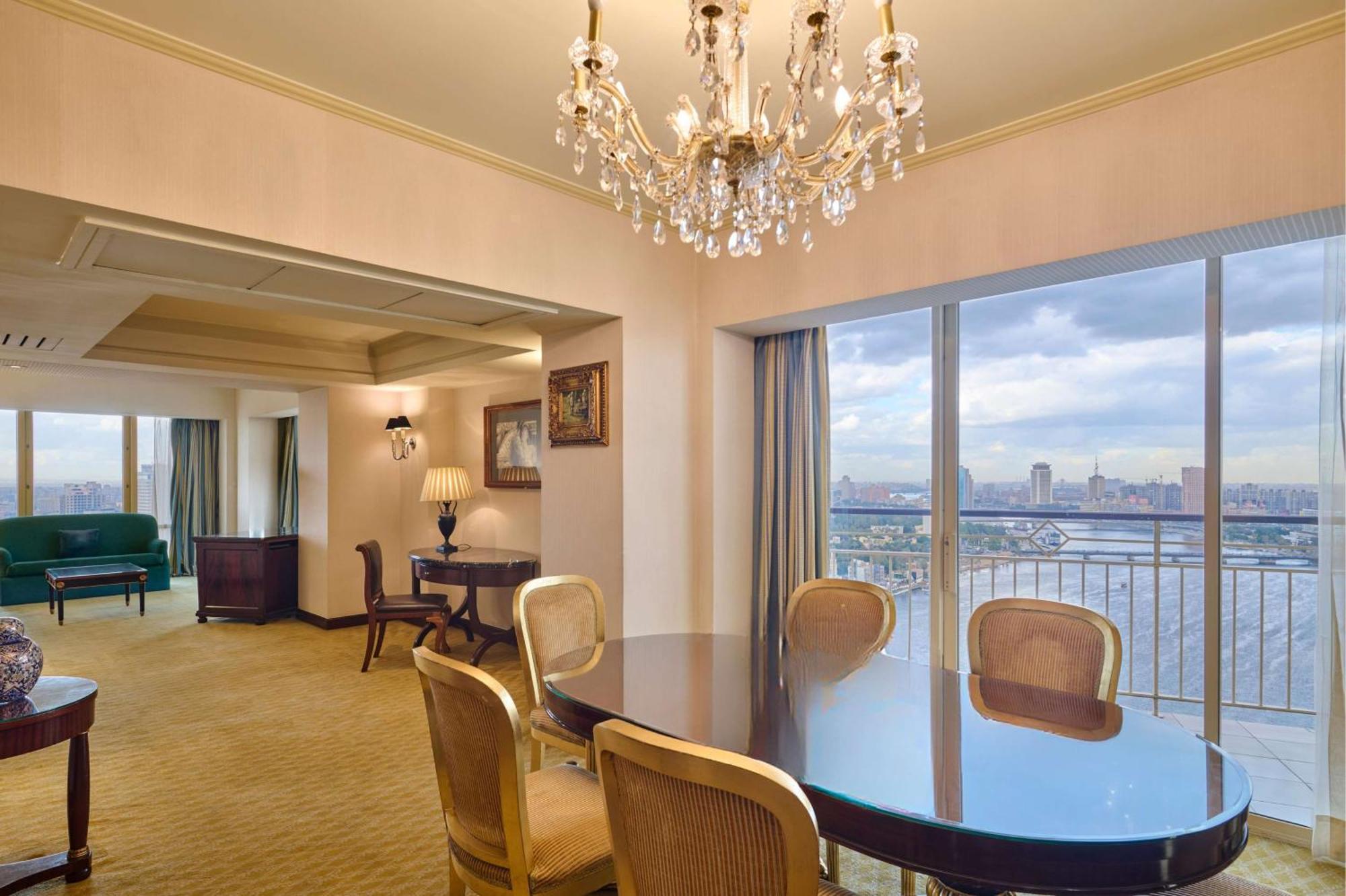 ホテル グランド ナイル タワー カイロ エクステリア 写真 A suite at the hotel