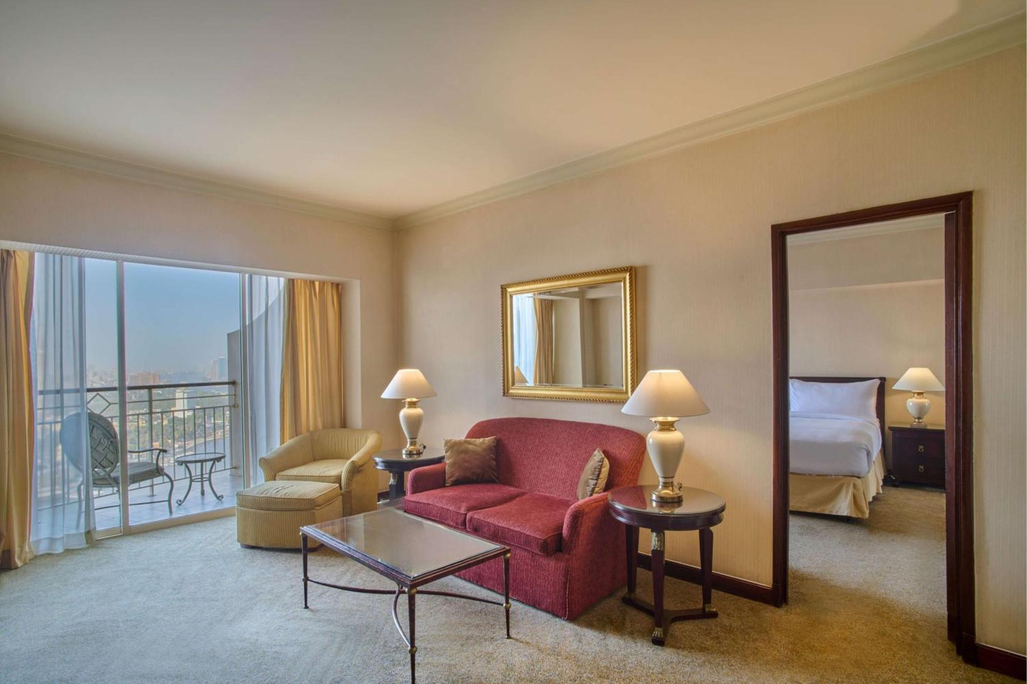 ホテル グランド ナイル タワー カイロ エクステリア 写真 A suite at the hotel