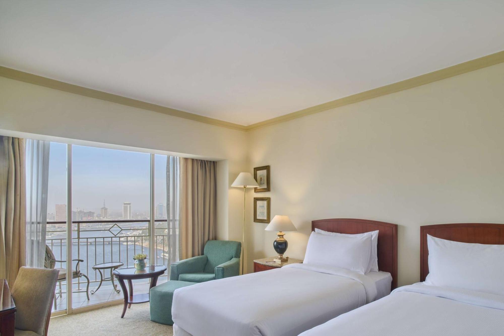 ホテル グランド ナイル タワー カイロ エクステリア 写真 A room at the hotel